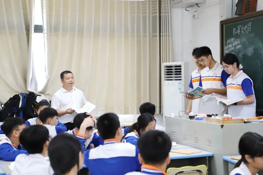 聚焦课堂改革,共研中考备考——全市初中课堂教学改革展示暨备考研讨会在钦州市高新区实验学校圆满举行 第17张 聚焦课堂改革,共研中考备考——全市初中课堂教学改革展示暨备考研讨会在钦州市高新区实验学校圆满举行 第17张