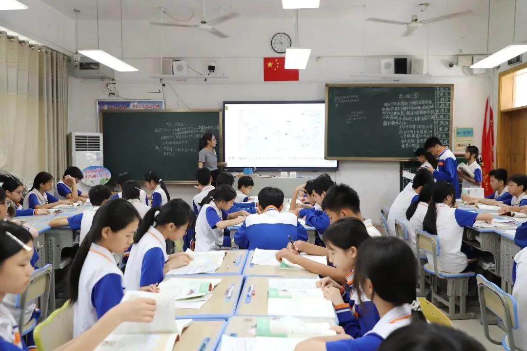 聚焦课堂改革,共研中考备考——全市初中课堂教学改革展示暨备考研讨会在钦州市高新区实验学校圆满举行 第18张 聚焦课堂改革,共研中考备考——全市初中课堂教学改革展示暨备考研讨会在钦州市高新区实验学校圆满举行 第18张