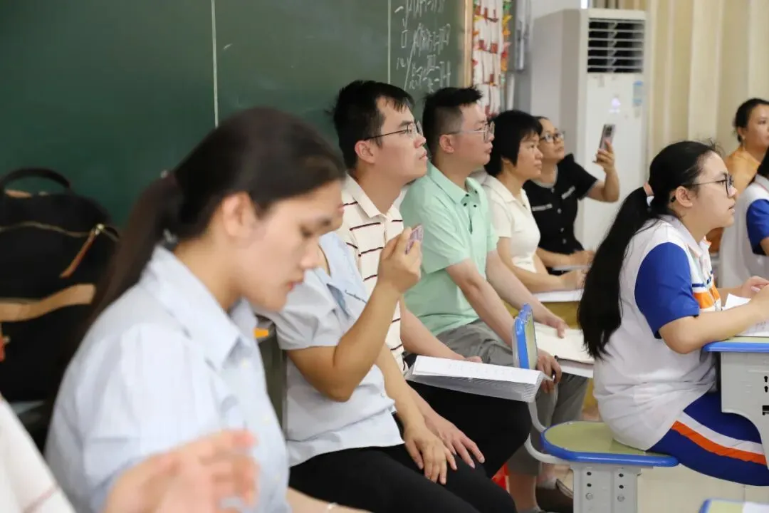 聚焦课堂改革,共研中考备考——全市初中课堂教学改革展示暨备考研讨会在钦州市高新区实验学校圆满举行 第25张 聚焦课堂改革,共研中考备考——全市初中课堂教学改革展示暨备考研讨会在钦州市高新区实验学校圆满举行 第25张