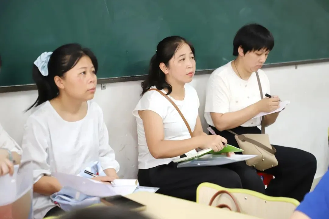 聚焦课堂改革,共研中考备考——全市初中课堂教学改革展示暨备考研讨会在钦州市高新区实验学校圆满举行 第26张 聚焦课堂改革,共研中考备考——全市初中课堂教学改革展示暨备考研讨会在钦州市高新区实验学校圆满举行 第26张