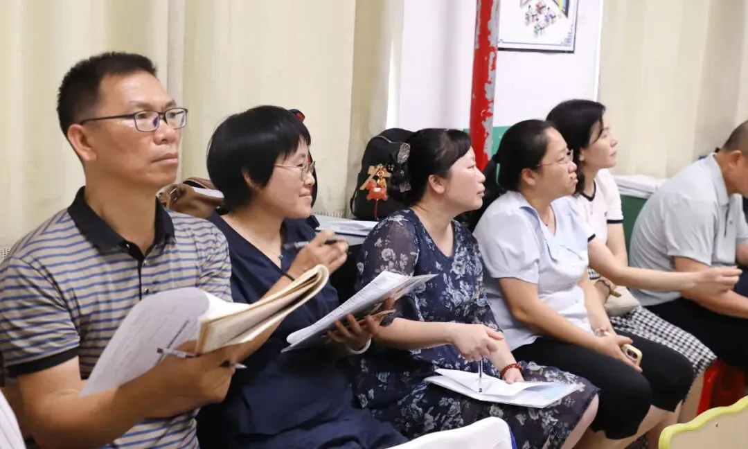 聚焦课堂改革,共研中考备考——全市初中课堂教学改革展示暨备考研讨会在钦州市高新区实验学校圆满举行 第28张 聚焦课堂改革,共研中考备考——全市初中课堂教学改革展示暨备考研讨会在钦州市高新区实验学校圆满举行 第28张