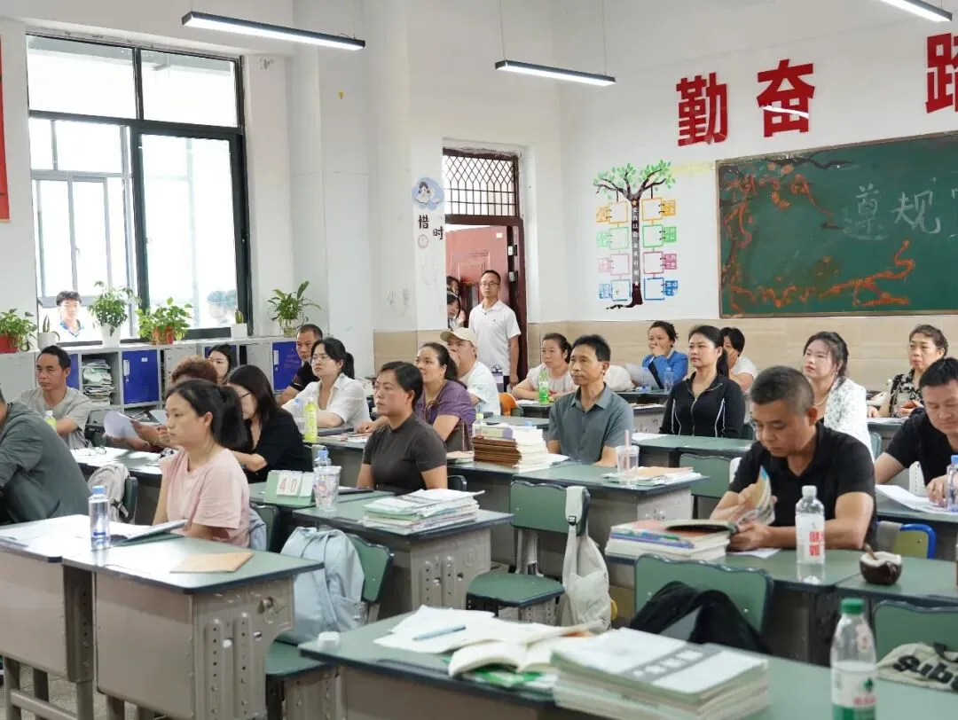 同心共育凌云志 家校协力赢中考|铜仁市宏雅实验中学九年级中考冲刺专题家长会圆满举行 第11张