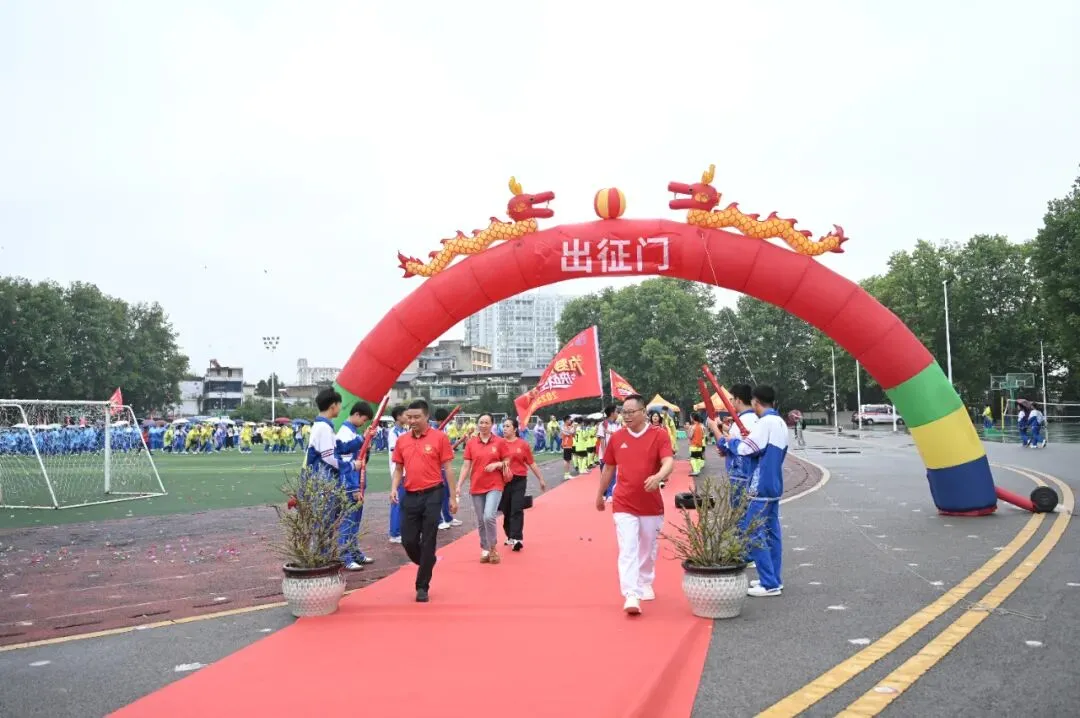 踏遍长路砺心志 鏖战中考展锋芒——惠水二中九年级远足活动纪实-第8张图片-四季读书网 踏遍长路砺心志 鏖战中考展锋芒——惠水二中九年级远足活动纪实-第8张图片-四季读书网
