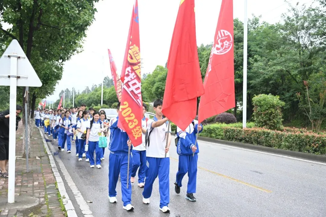 踏遍长路砺心志 鏖战中考展锋芒——惠水二中九年级远足活动纪实-第9张图片-四季读书网 踏遍长路砺心志 鏖战中考展锋芒——惠水二中九年级远足活动纪实-第9张图片-四季读书网