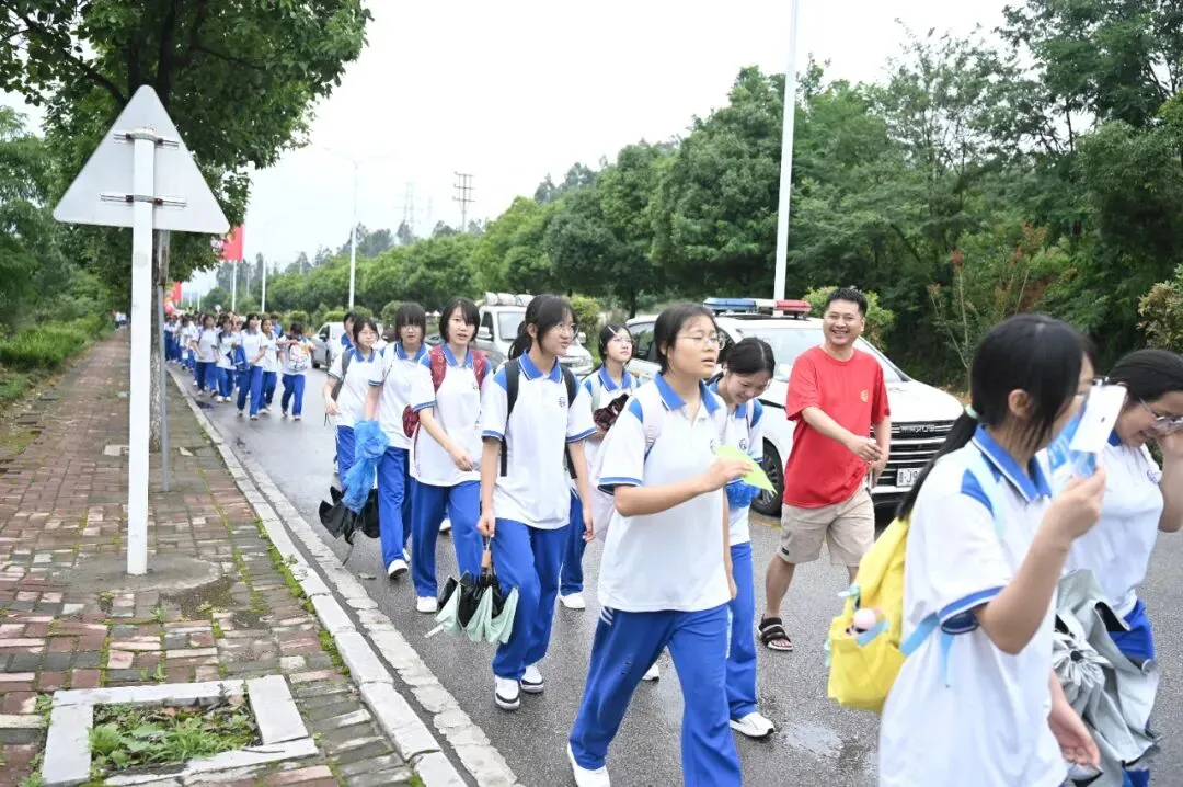 踏遍长路砺心志 鏖战中考展锋芒——惠水二中九年级远足活动纪实-第11张图片-四季读书网 踏遍长路砺心志 鏖战中考展锋芒——惠水二中九年级远足活动纪实-第11张图片-四季读书网