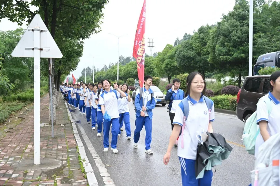 踏遍长路砺心志 鏖战中考展锋芒——惠水二中九年级远足活动纪实-第12张图片-四季读书网 踏遍长路砺心志 鏖战中考展锋芒——惠水二中九年级远足活动纪实-第12张图片-四季读书网