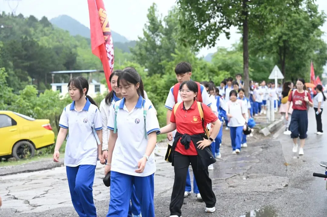 踏遍长路砺心志 鏖战中考展锋芒——惠水二中九年级远足活动纪实-第13张图片-四季读书网 踏遍长路砺心志 鏖战中考展锋芒——惠水二中九年级远足活动纪实-第13张图片-四季读书网
