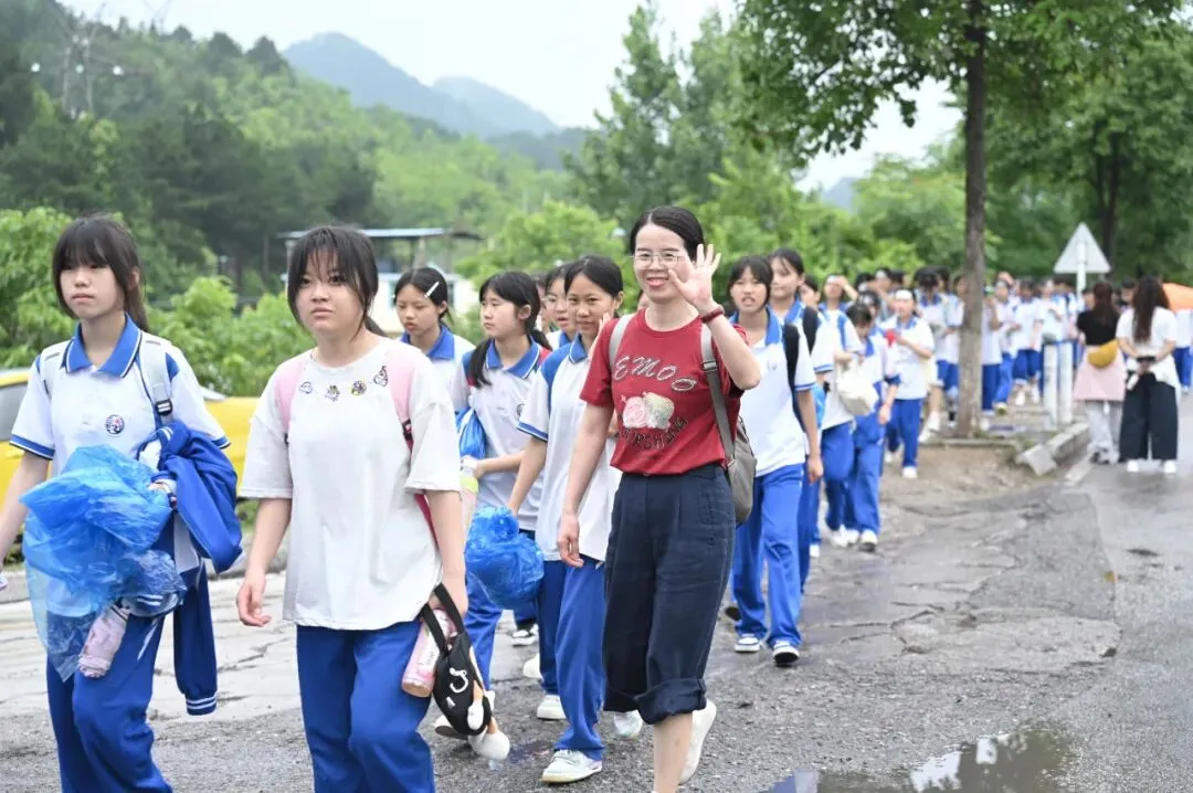 踏遍长路砺心志 鏖战中考展锋芒——惠水二中九年级远足活动纪实-第14张图片-四季读书网 踏遍长路砺心志 鏖战中考展锋芒——惠水二中九年级远足活动纪实-第14张图片-四季读书网