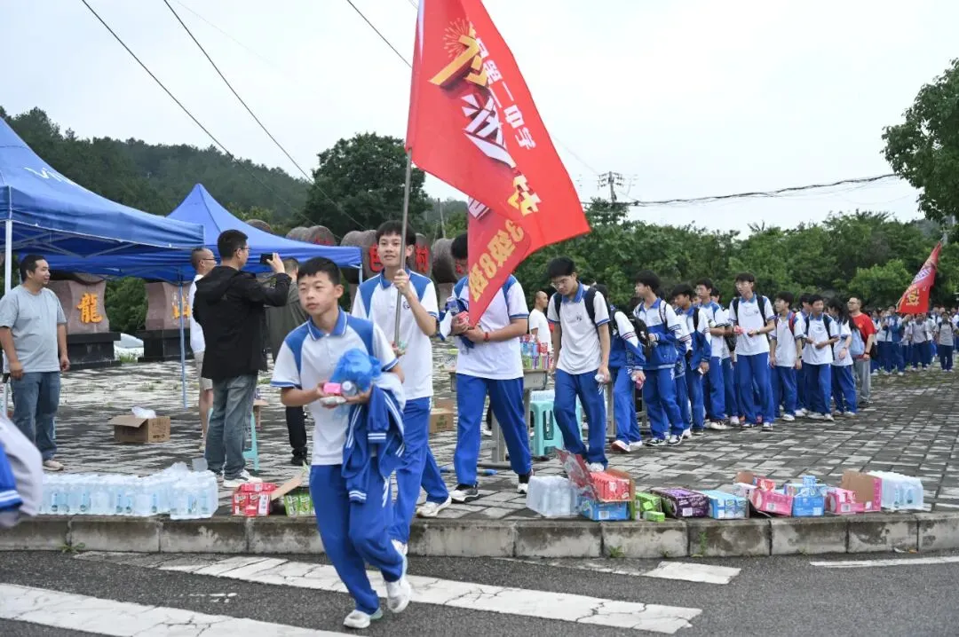踏遍长路砺心志 鏖战中考展锋芒——惠水二中九年级远足活动纪实-第15张图片-四季读书网 踏遍长路砺心志 鏖战中考展锋芒——惠水二中九年级远足活动纪实-第15张图片-四季读书网
