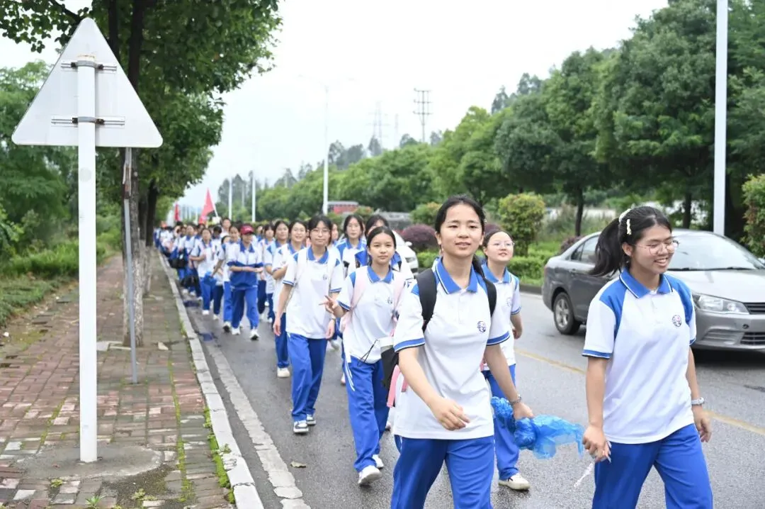踏遍长路砺心志 鏖战中考展锋芒——惠水二中九年级远足活动纪实-第16张图片-四季读书网 踏遍长路砺心志 鏖战中考展锋芒——惠水二中九年级远足活动纪实-第16张图片-四季读书网