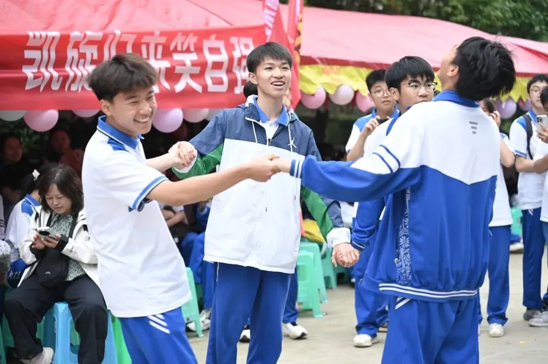 踏遍长路砺心志 鏖战中考展锋芒——惠水二中九年级远足活动纪实-第19张图片-四季读书网 踏遍长路砺心志 鏖战中考展锋芒——惠水二中九年级远足活动纪实-第19张图片-四季读书网