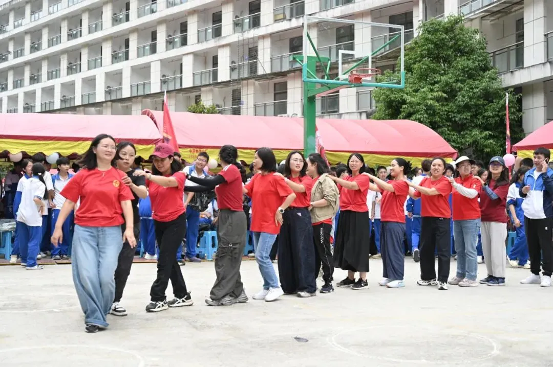 踏遍长路砺心志 鏖战中考展锋芒——惠水二中九年级远足活动纪实-第22张图片-四季读书网 踏遍长路砺心志 鏖战中考展锋芒——惠水二中九年级远足活动纪实-第22张图片-四季读书网