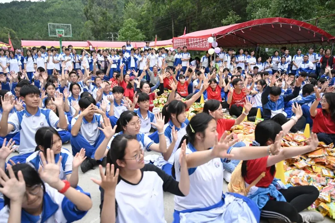 踏遍长路砺心志 鏖战中考展锋芒——惠水二中九年级远足活动纪实-第23张图片-四季读书网 踏遍长路砺心志 鏖战中考展锋芒——惠水二中九年级远足活动纪实-第23张图片-四季读书网