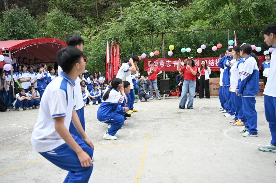 踏遍长路砺心志 鏖战中考展锋芒——惠水二中九年级远足活动纪实-第24张图片-四季读书网 踏遍长路砺心志 鏖战中考展锋芒——惠水二中九年级远足活动纪实-第24张图片-四季读书网