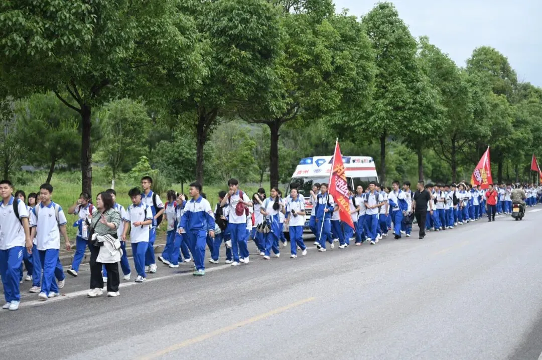 踏遍长路砺心志 鏖战中考展锋芒——惠水二中九年级远足活动纪实-第25张图片-四季读书网 踏遍长路砺心志 鏖战中考展锋芒——惠水二中九年级远足活动纪实-第25张图片-四季读书网