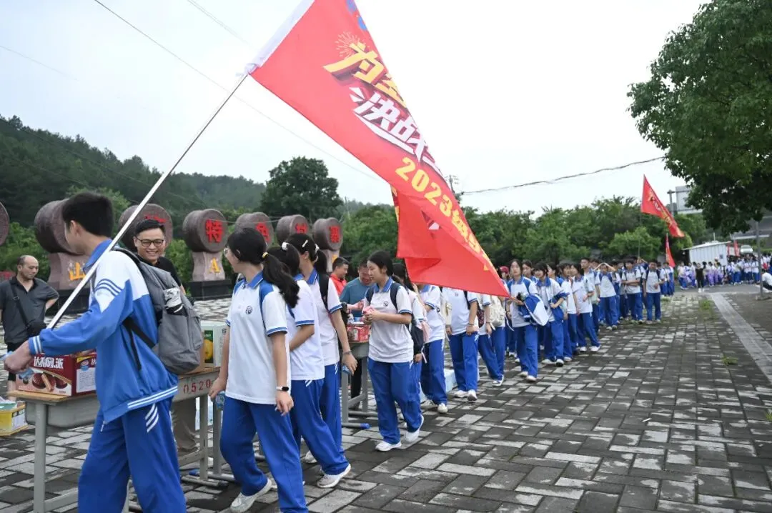踏遍长路砺心志 鏖战中考展锋芒——惠水二中九年级远足活动纪实-第26张图片-四季读书网 踏遍长路砺心志 鏖战中考展锋芒——惠水二中九年级远足活动纪实-第26张图片-四季读书网