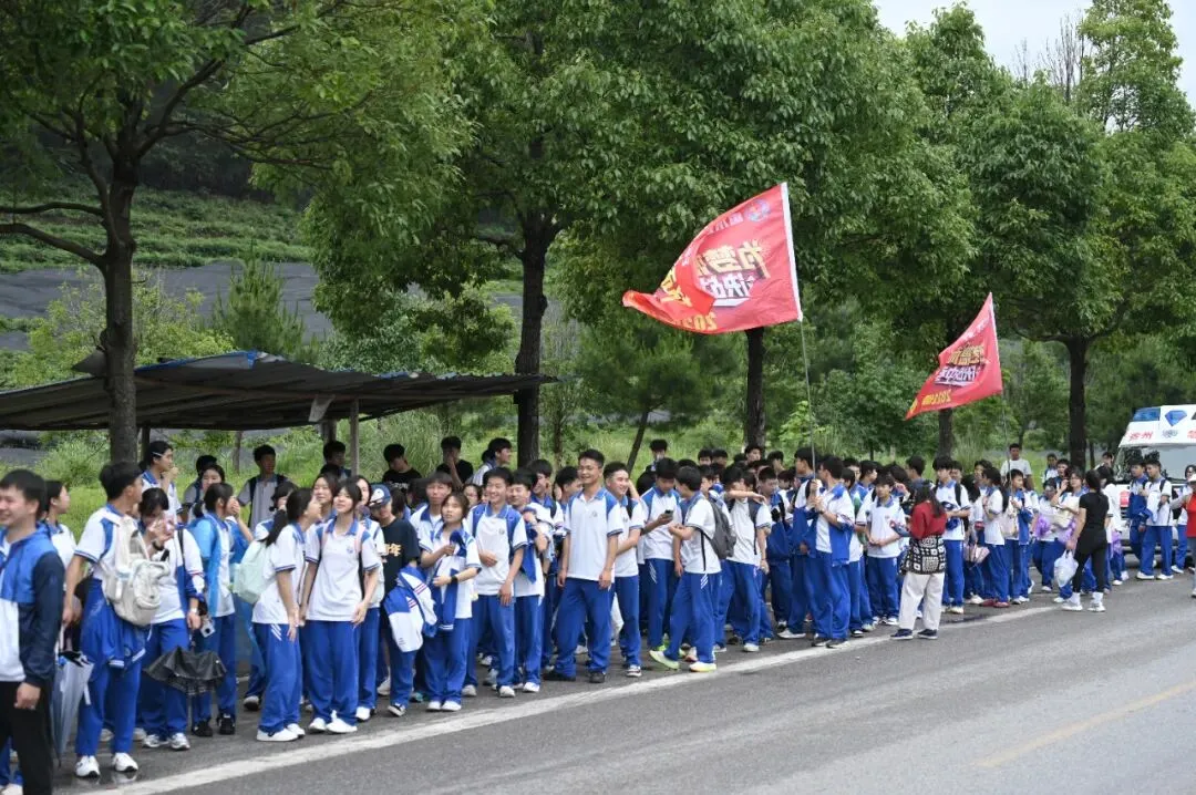 踏遍长路砺心志 鏖战中考展锋芒——惠水二中九年级远足活动纪实-第28张图片-四季读书网 踏遍长路砺心志 鏖战中考展锋芒——惠水二中九年级远足活动纪实-第28张图片-四季读书网