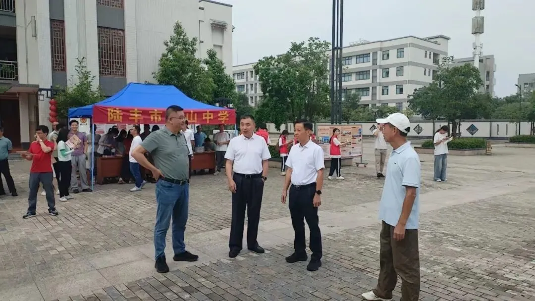 陆丰市2026中考志愿填报专场咨询会,在龙山中学圆满举办!-第7张图片-四季读书网