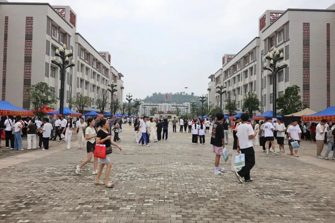 陆丰市2026中考志愿填报专场咨询会,在龙山中学圆满举办!-第11张图片-四季读书网