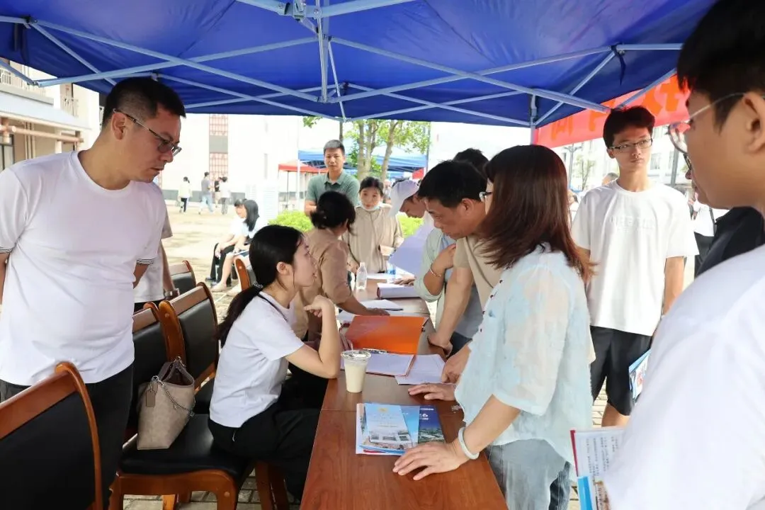 陆丰市2026中考志愿填报专场咨询会,在龙山中学圆满举办!-第15张图片-四季读书网