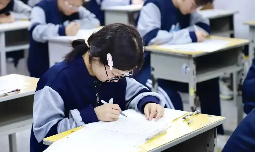 高三三次模考真相:你以为终点,结果只是起点?青春这场仗,到底谁赢了-第2张图片-四季读书网