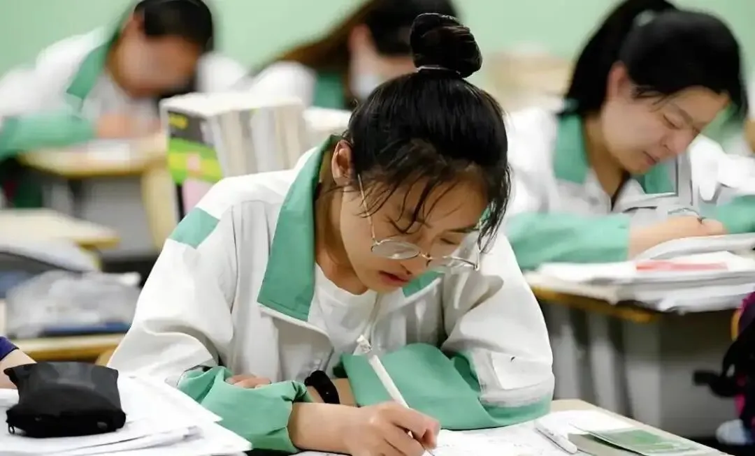 高三三次模考真相:你以为终点,结果只是起点?青春这场仗,到底谁赢了-第5张图片-四季读书网