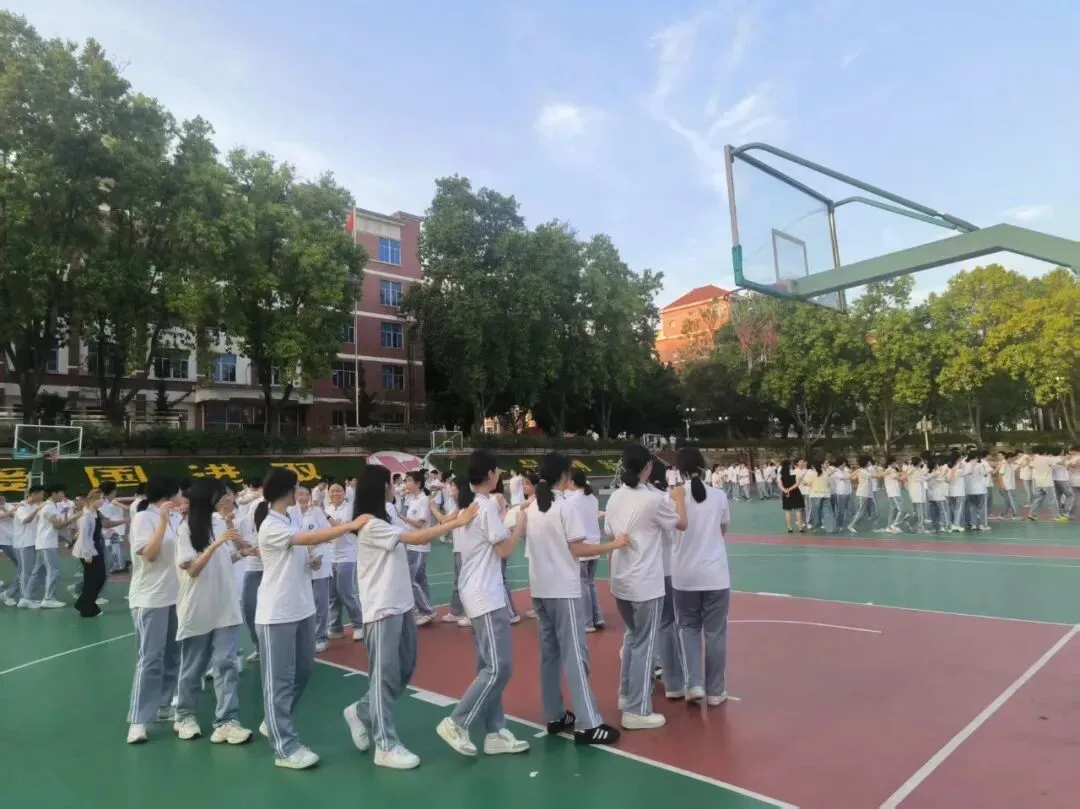 减压赋能,向阳生长——漳州一中芝山校区中考心理减压团辅活动圆满举行-第33张图片-四季读书网