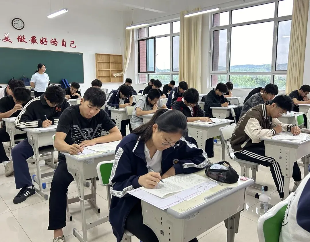 【复读部】全真模考砺锋芒,实战姿态赴征程|复读部五月模拟考试纪实-第5张图片-四季读书网