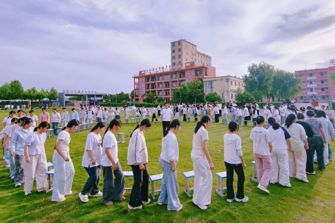 舒压减负强信心 凝心聚力迎中考——二郎镇中心学校九年级组开展减压赋能团体辅导活动-第1张图片-四季读书网