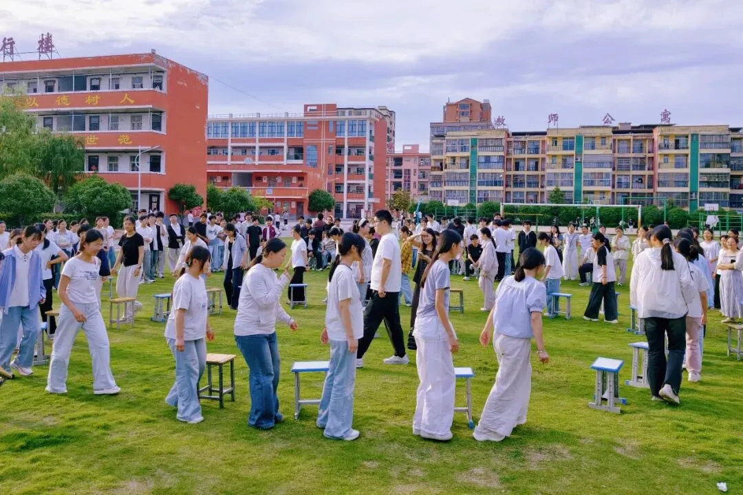 舒压减负强信心 凝心聚力迎中考——二郎镇中心学校九年级组开展减压赋能团体辅导活动-第2张图片-四季读书网