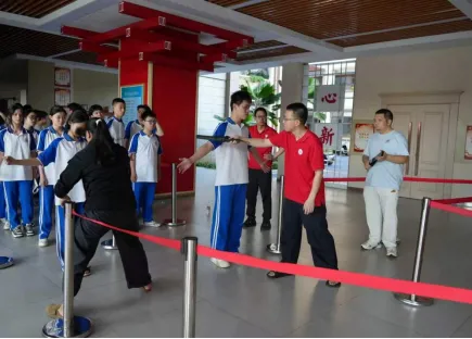 【学在澄迈·华迈考点演练】全真模拟迎高考 实战演练零差错——华东师范大学澄迈实验中学2026届高考仿真纪实-第13张图片-四季读书网 【学在澄迈·华迈考点演练】全真模拟迎高考 实战演练零差错——华东师范大学澄迈实验中学2026届高考仿真纪实-第13张图片-四季读书网