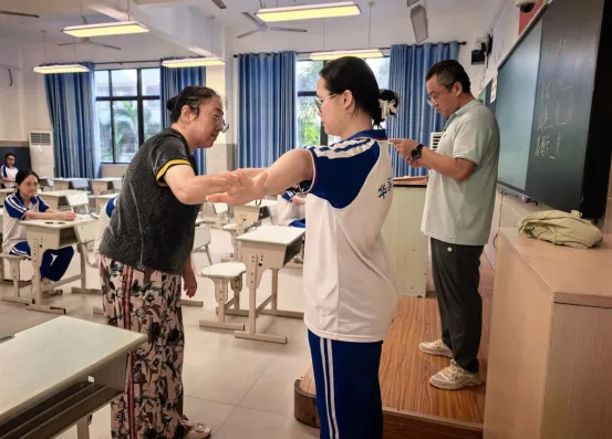 【学在澄迈·华迈考点演练】全真模拟迎高考 实战演练零差错——华东师范大学澄迈实验中学2026届高考仿真纪实-第14张图片-四季读书网 【学在澄迈·华迈考点演练】全真模拟迎高考 实战演练零差错——华东师范大学澄迈实验中学2026届高考仿真纪实-第14张图片-四季读书网