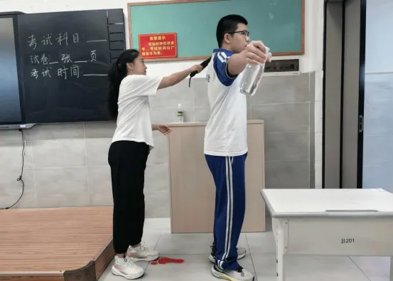 【学在澄迈·华迈考点演练】全真模拟迎高考 实战演练零差错——华东师范大学澄迈实验中学2026届高考仿真纪实-第16张图片-四季读书网 【学在澄迈·华迈考点演练】全真模拟迎高考 实战演练零差错——华东师范大学澄迈实验中学2026届高考仿真纪实-第16张图片-四季读书网