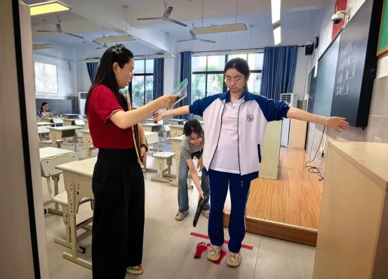 【学在澄迈·华迈考点演练】全真模拟迎高考 实战演练零差错——华东师范大学澄迈实验中学2026届高考仿真纪实-第17张图片-四季读书网 【学在澄迈·华迈考点演练】全真模拟迎高考 实战演练零差错——华东师范大学澄迈实验中学2026届高考仿真纪实-第17张图片-四季读书网