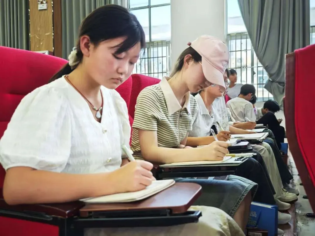 汝宁高中面向全县初三学子成功举办中考名师公益讲座-第8张图片-四季读书网