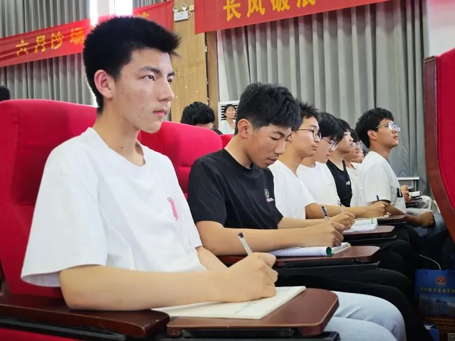 汝宁高中面向全县初三学子成功举办中考名师公益讲座-第9张图片-四季读书网