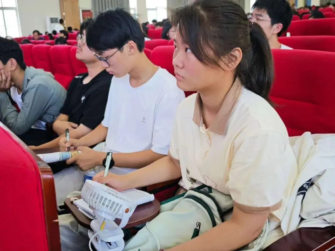 汝宁高中面向全县初三学子成功举办中考名师公益讲座-第10张图片-四季读书网