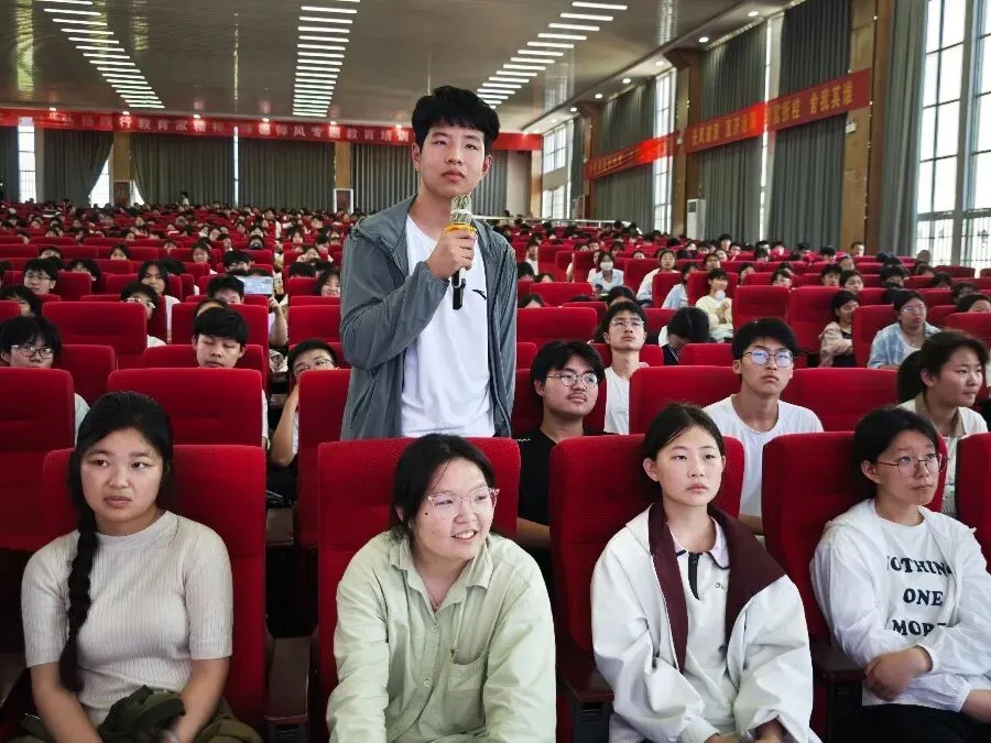 汝宁高中面向全县初三学子成功举办中考名师公益讲座-第13张图片-四季读书网
