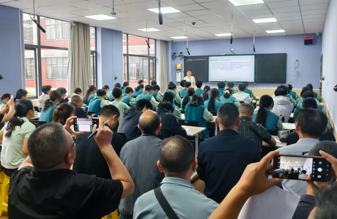 深耕备考研思共进 聚力中考赋能前行-第11张图片-四季读书网 深耕备考研思共进 聚力中考赋能前行-第11张图片-四季读书网