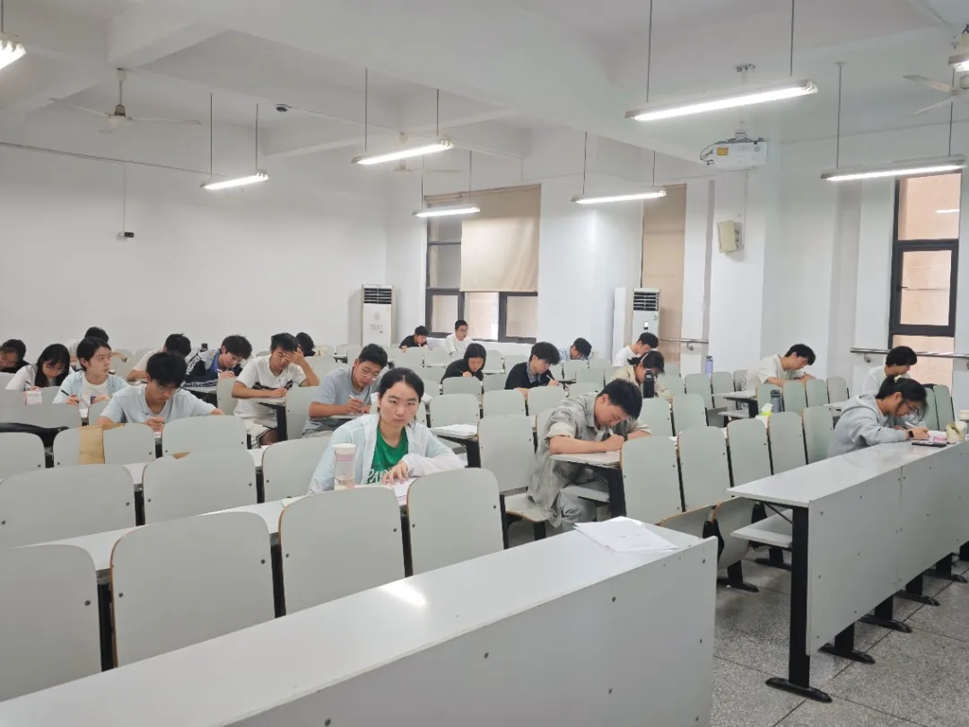“模拟练兵场,决胜四六级”——四六级模拟考试顺利展开-第4张图片-四季读书网 “模拟练兵场,决胜四六级”——四六级模拟考试顺利展开-第4张图片-四季读书网
