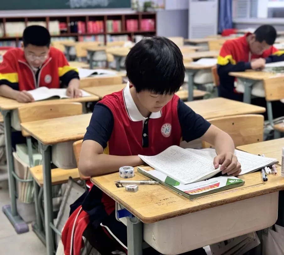 中考倒计时——二十帧校园瞬间,皆是初三逐梦荣光-第18张图片-四季读书网 中考倒计时——二十帧校园瞬间,皆是初三逐梦荣光-第18张图片-四季读书网