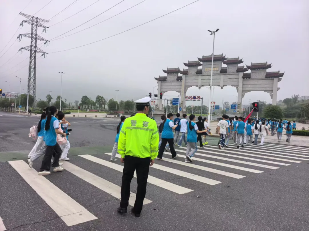步履赴山河,壮志战中考——观山学校九年级开展徒步活动-第2张图片-四季读书网 步履赴山河,壮志战中考——观山学校九年级开展徒步活动-第2张图片-四季读书网