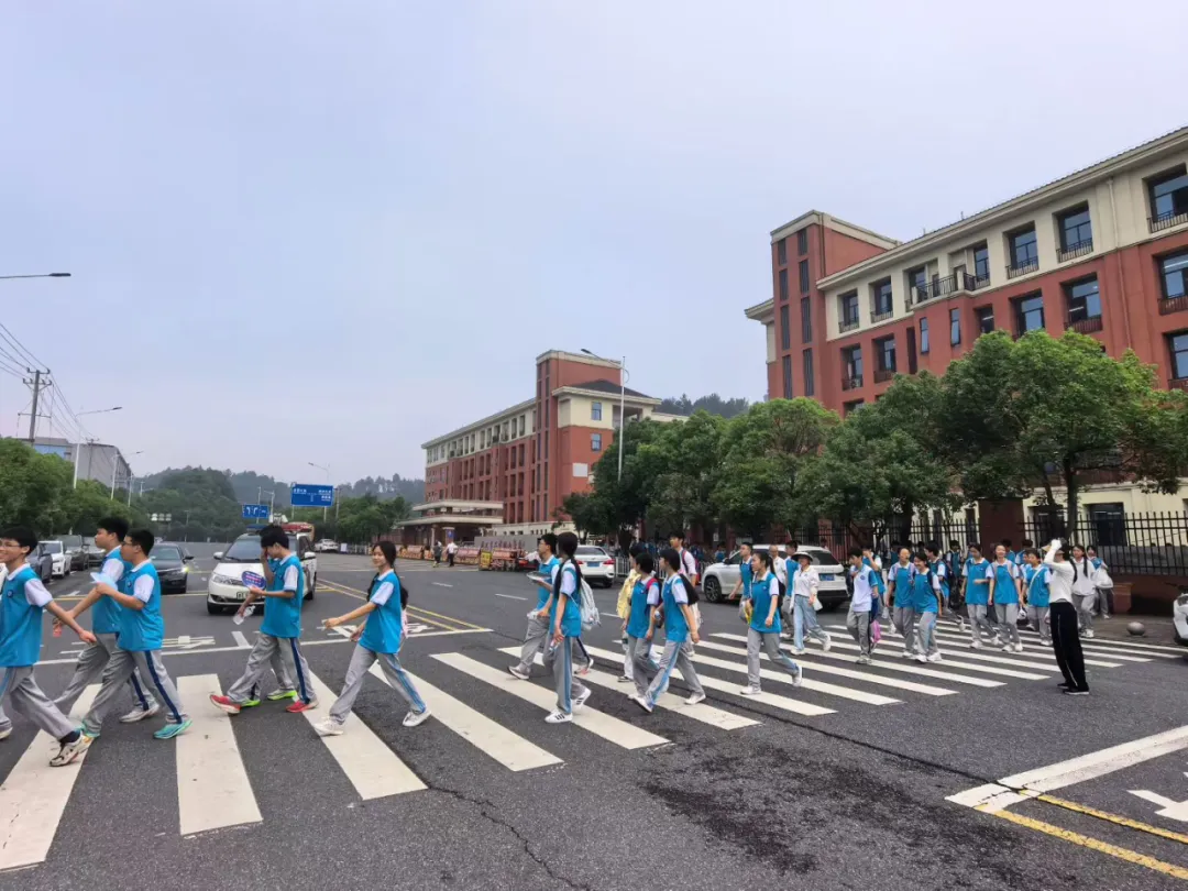 步履赴山河,壮志战中考——观山学校九年级开展徒步活动-第3张图片-四季读书网 步履赴山河,壮志战中考——观山学校九年级开展徒步活动-第3张图片-四季读书网