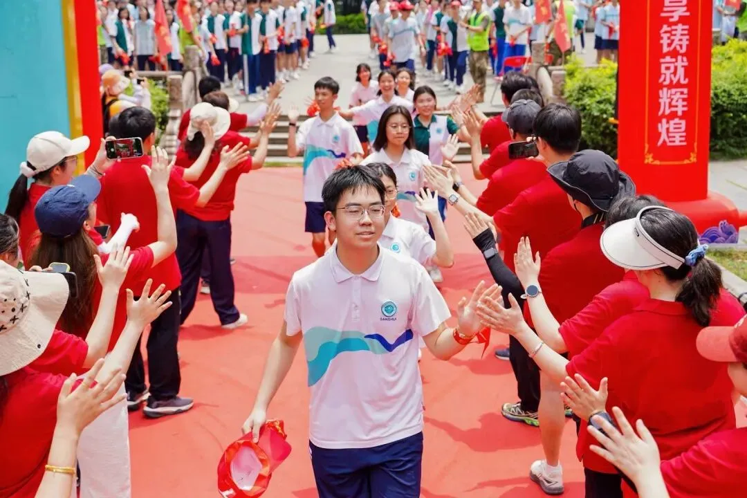 昂首勇攀高峰 聚力问鼎中考|初三年级研学活动-第69张图片-四季读书网