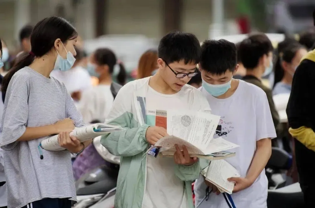 西安中考志愿填报全流程拆解!一批次二批次、统招定向怎么录?一篇讲透-第1张图片-四季读书网 西安中考志愿填报全流程拆解!一批次二批次、统招定向怎么录?一篇讲透-第1张图片-四季读书网