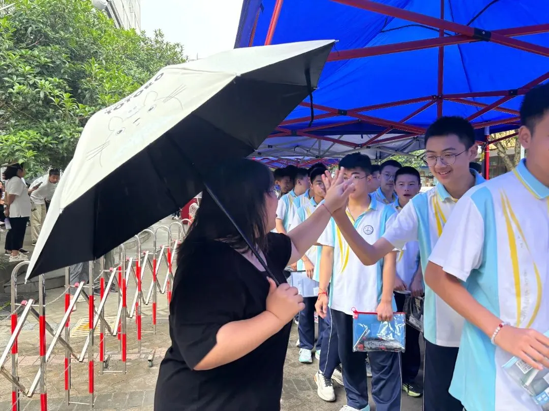 中考首日,汇川区8873名考生奔赴考场-第3张图片-四季读书网