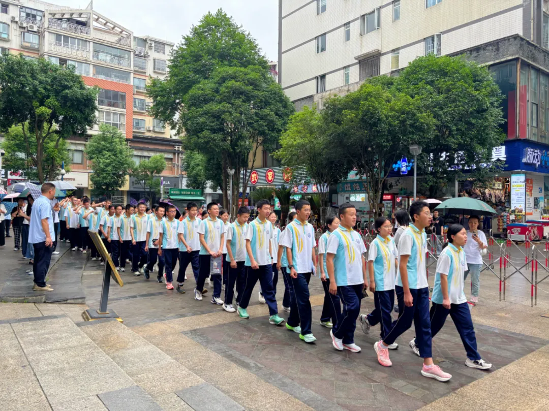 中考首日,汇川区8873名考生奔赴考场-第4张图片-四季读书网