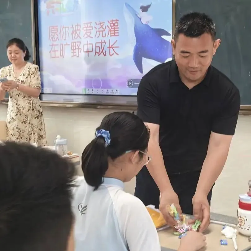 【欢庆“六一” 爽歪歪】童心未泯,奔赴中考——泸州市龙马潭区尹吉甫学校庆祝2026年“六一”儿童节主题班队活动-第49张图片-四季读书网