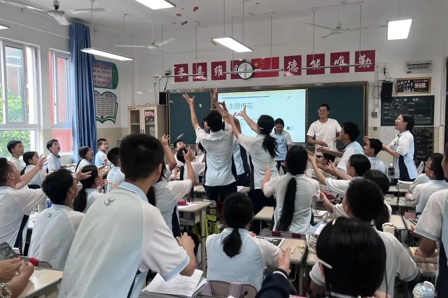 【欢庆“六一” 爽歪歪】童心未泯,奔赴中考——泸州市龙马潭区尹吉甫学校庆祝2026年“六一”儿童节主题班队活动-第54张图片-四季读书网