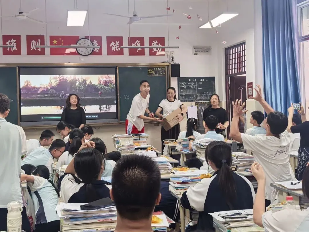【欢庆“六一” 爽歪歪】童心未泯,奔赴中考——泸州市龙马潭区尹吉甫学校庆祝2026年“六一”儿童节主题班队活动-第69张图片-四季读书网